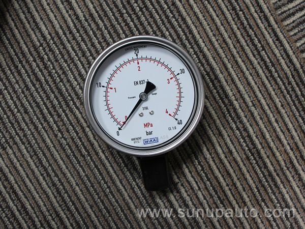 WIKA Bourdon tube pressure gauge 233.50